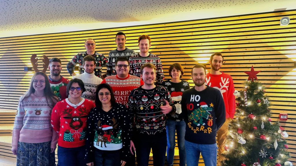 Nos collaborateurs avec leurs beaux pulls de Noël